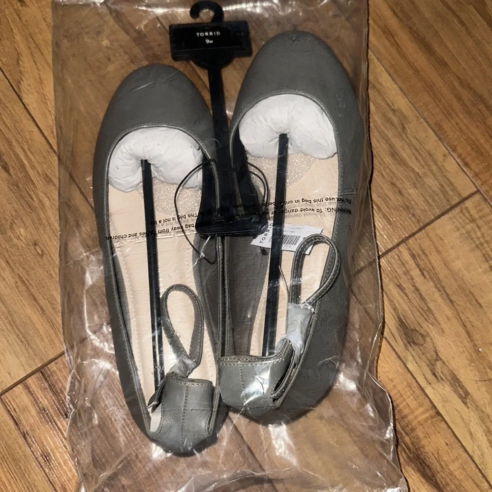 grey flats - Picture 2 of 2